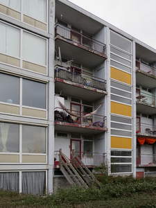 906763 Afbeelding van de vervallen balkons aan de achterzijde van een flatgebouw aan de Ebrodreef te Utrecht.